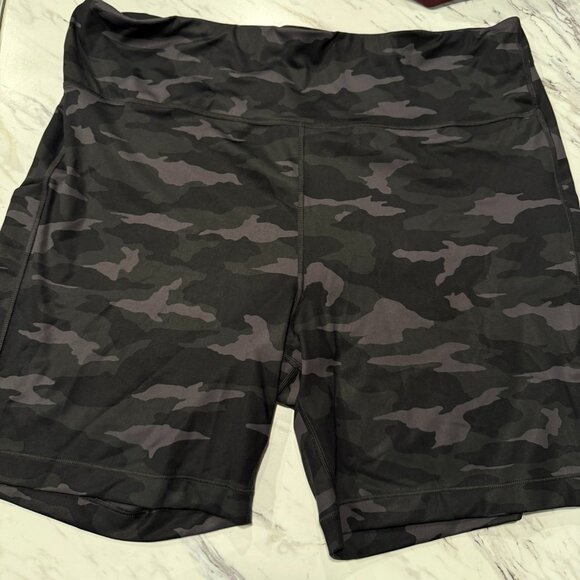 Athleta Pants - Athleta Ultimate Stash Pocket Camo 7" Biker Short